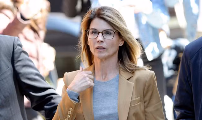 Lori Loughlin đến tòa hôm thứ tư.