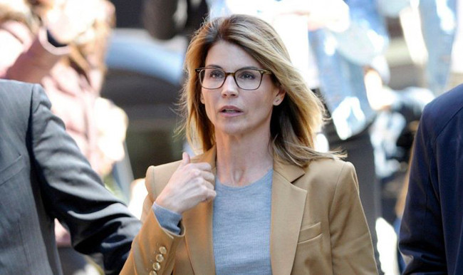 Lori Loughlin đến tòa hôm thứ tư. Lori Loughlin đến tòa hôm thứ tư.