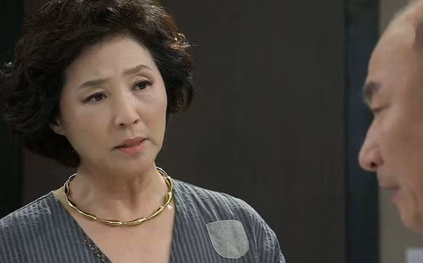 Vợ trẻ con ngày đầu làm dâu đã khiến cả nhà một phen xanh mặt - Ảnh 2.