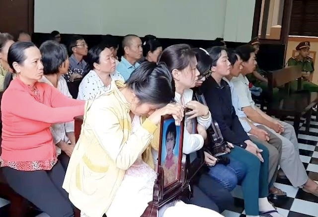 Gia đình bị cáo mang di ảnh 3 nạn nhân đến toà. Ảnh: Minh Anh. Ke giet 3 nguoi muon duoc tuyen tu hinh, xin hat bai Eo le cuoc tinh hinh anh 2