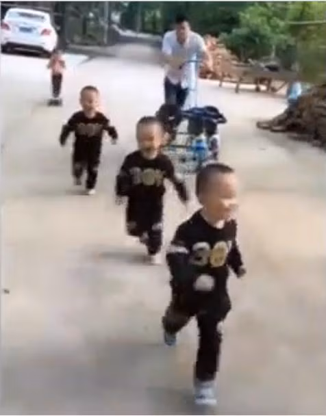 Clip ông bố chăm cùng lúc 3 nhóc siêu quậy gây sốt cộng đồng mạng vì quá đáng yêu 0