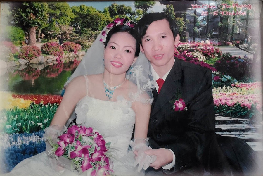 Ảnh cưới chị Phương và anh Chín Chuyện tình cổ tích của cô gái Nghệ An 21 năm chống chọi với ung thư