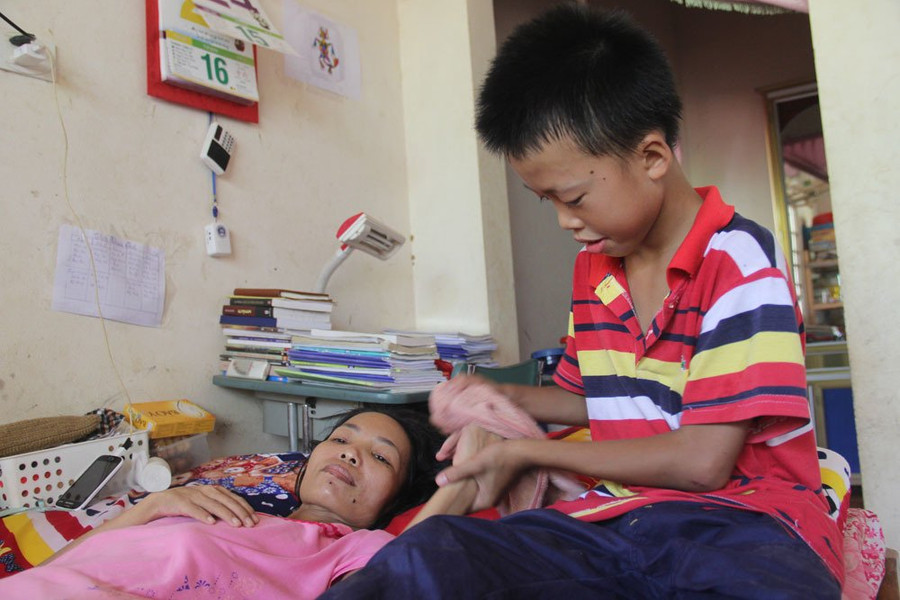 Chị Nguyễn Thị Phương bên cậu con trai Bảo Phúc Chuyện tình cổ tích của cô gái Nghệ An 21 năm chống chọi với ung thư