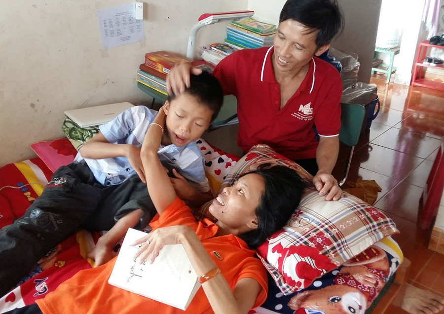 Câu chuyện cổ tích giữa đời thường của vợ chồng anh Chín, chị Phương cùng con trai khiến nhiều người cảm động. Chuyện tình cổ tích của cô gái Nghệ An 21 năm chống chọi với ung thư