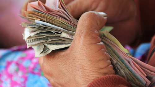 Nhiều người làm việc cực khổ mới có được đồng tiền nhưng lại không có kế hoạch quản lý, chi tiêu hợp lý. Nhiều người làm việc cực khổ mới có được đồng tiền nhưng lại không có kế hoạch quản lý, chi tiêu hợp lý. Ảnh: Kyotoreview.