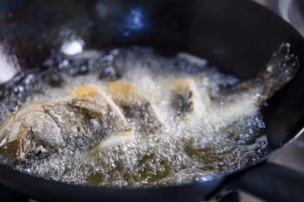 Chiên cá vàng rụm rồi rưới thứ nước này lên đảm bảo món ăn sẽ ngon thơm gấp bội 3