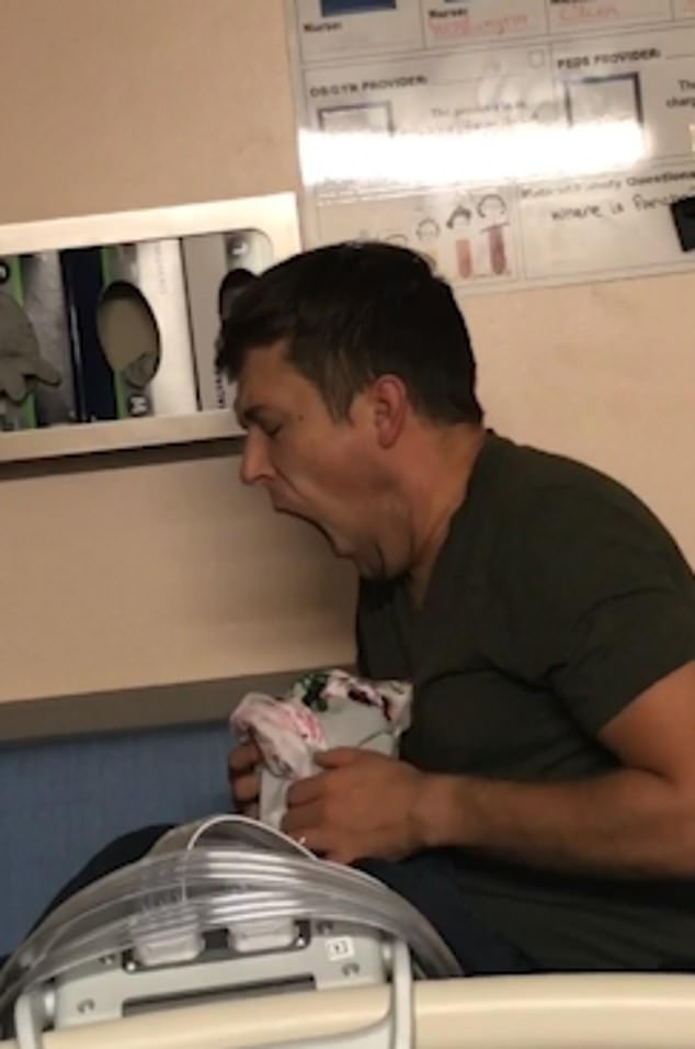 Ông bố mệt mỏi đến nỗi nựng chiếc áo choàng vì tưởng là con mình ảnh 1 Ông bố mệt mỏi đến nỗi nựng chiếc áo choàng vì tưởng là con mình 0