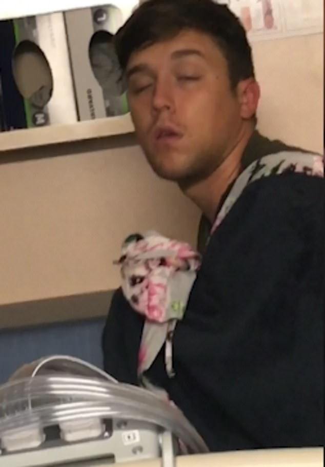 Ông bố mệt mỏi đến nỗi nựng chiếc áo choàng vì tưởng là con mình ảnh 2 Ông bố mệt mỏi đến nỗi nựng chiếc áo choàng vì tưởng là con mình 1