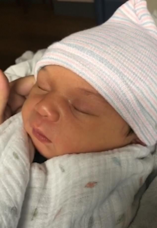 Ông bố mệt mỏi đến nỗi nựng chiếc áo choàng vì tưởng là con mình ảnh 4 Ông bố mệt mỏi đến nỗi nựng chiếc áo choàng vì tưởng là con mình 3