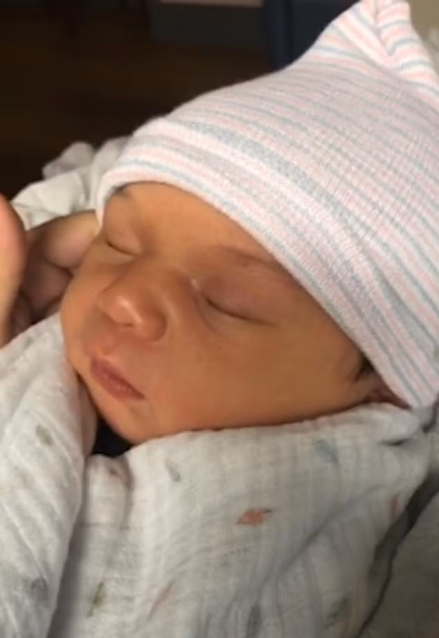 Ông bố mệt mỏi đến nỗi nựng chiếc áo choàng vì tưởng là con mình 3