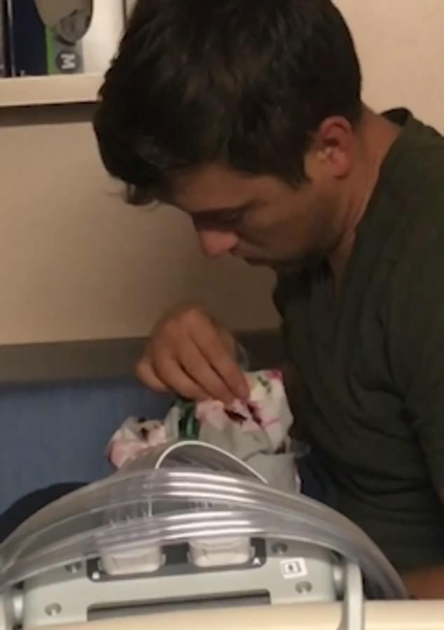 Ông bố mệt mỏi đến nỗi nựng chiếc áo choàng vì tưởng là con mình ảnh 3 Ông bố mệt mỏi đến nỗi nựng chiếc áo choàng vì tưởng là con mình 2