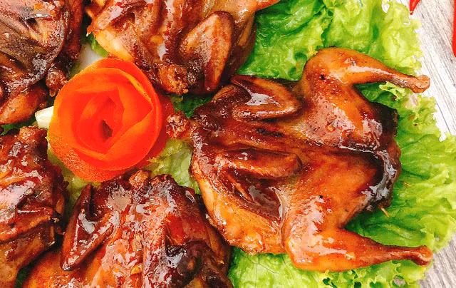 Chủ nhật làm chim cút rô ti cho cả nhà nhâm nhi