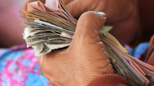 Vợ chồng tôi cạn tiền, ngập nợ vì mong ước xây nhà hoành tráng của bố mẹ