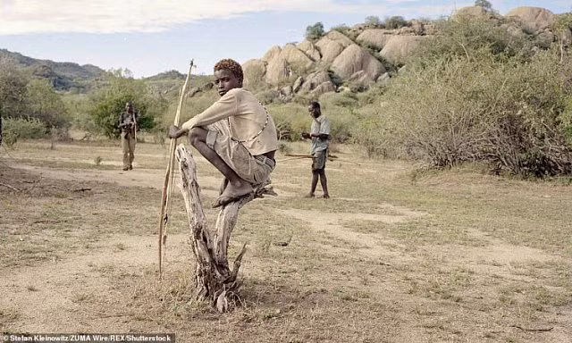 Bộ tộc thích ăn thịt khỉ đầu chó, có tài săn bắn thần sầu - Hình 18