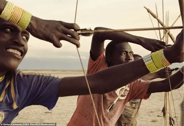 Bộ tộc thích ăn thịt khỉ đầu chó, có tài săn bắn thần sầu - Hình 10