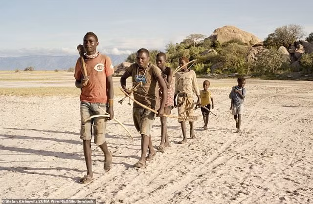 Bộ tộc thích ăn thịt khỉ đầu chó, có tài săn bắn thần sầu - Hình 17