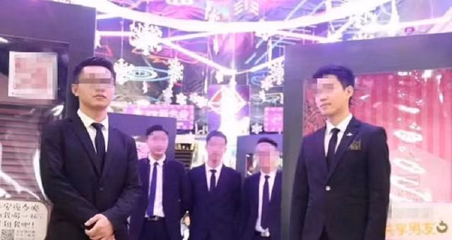 Hầu hết các chàng trai đều là sinh viên đại học làm thêm