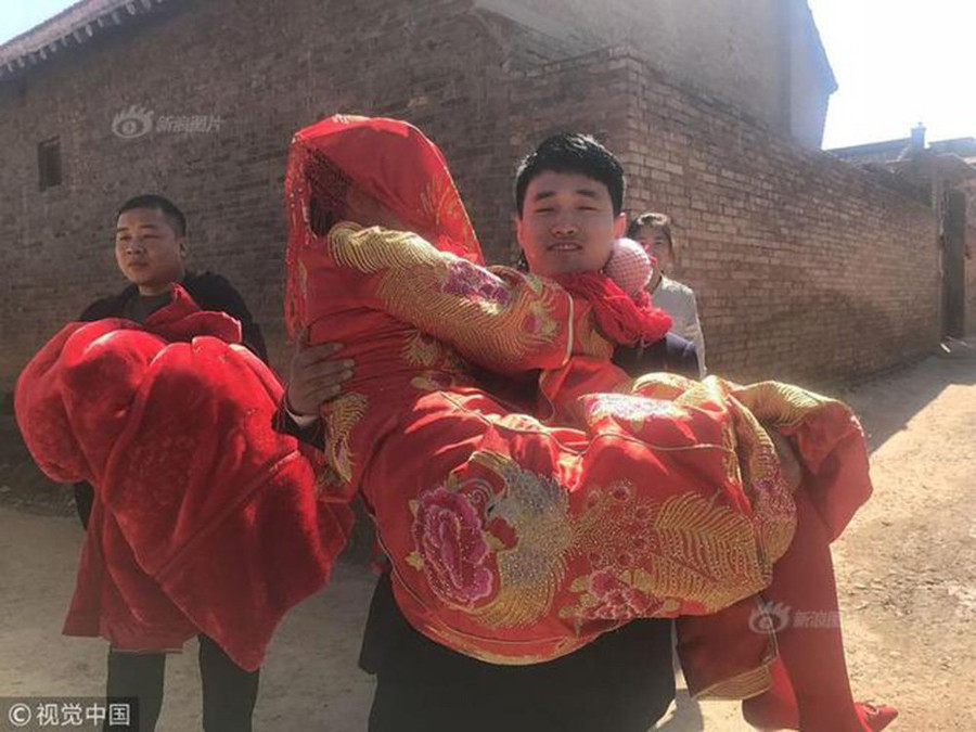 Cặp đôi được nhiều người ngưỡng mộ tại tỉnh Sơn Tây (Trung Quốc). Chú rể dùng 520 cây kẹo đi đón dâu, cưới vợ không mất một đồng sính lễ