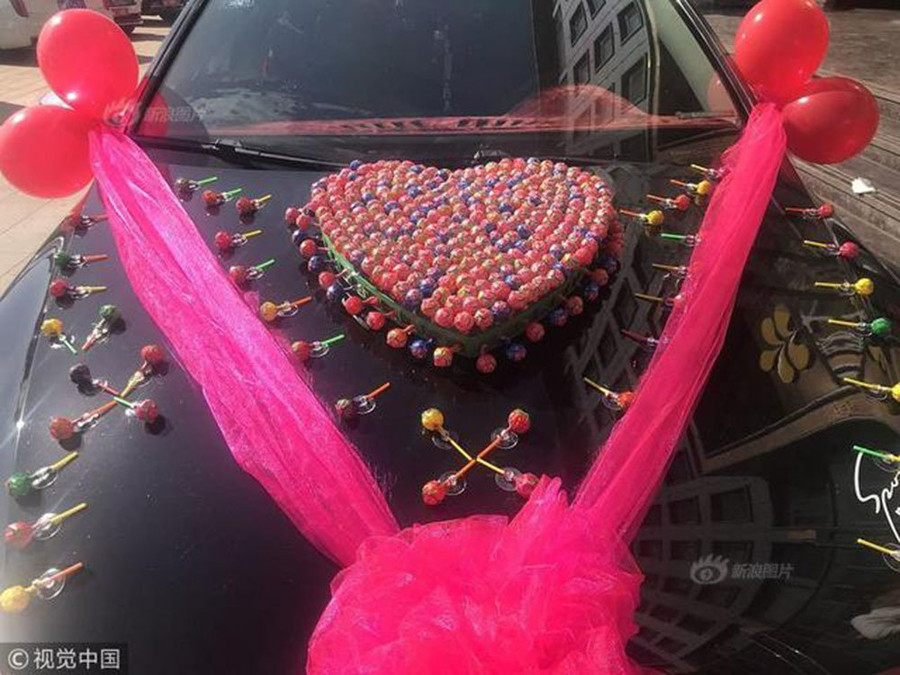 Hình trái tim được kết từ những cây kẹo mút. Chú rể dùng 520 cây kẹo đi đón dâu, cưới vợ không mất một đồng sính lễ