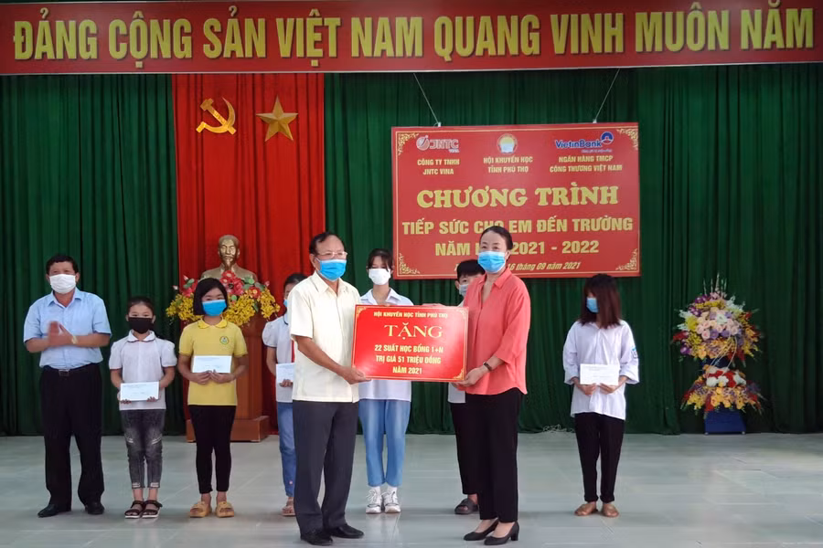 Đại diện Hội khuyến học tỉnh Phú Thọ, Quý khuyến tài Đất Tổ và nhà tài trợ trao học bổng cho các em học sinh.