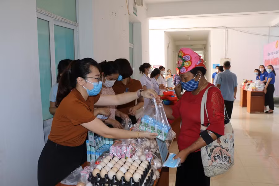 Nhiều bệnh nhân nghèo kịp thời được hỗ trợ tại gian hàng.