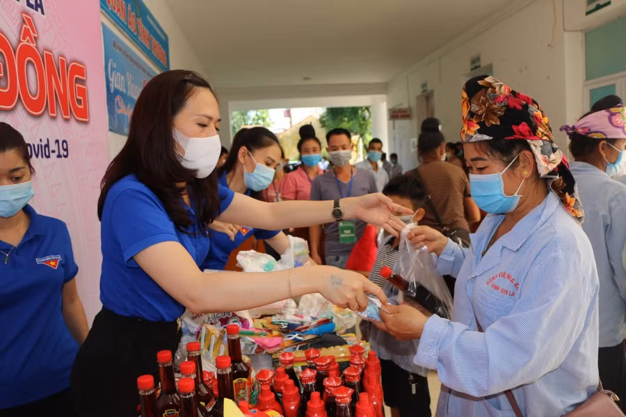 Bệnh nhân mang phiếu đến đổi hàng.