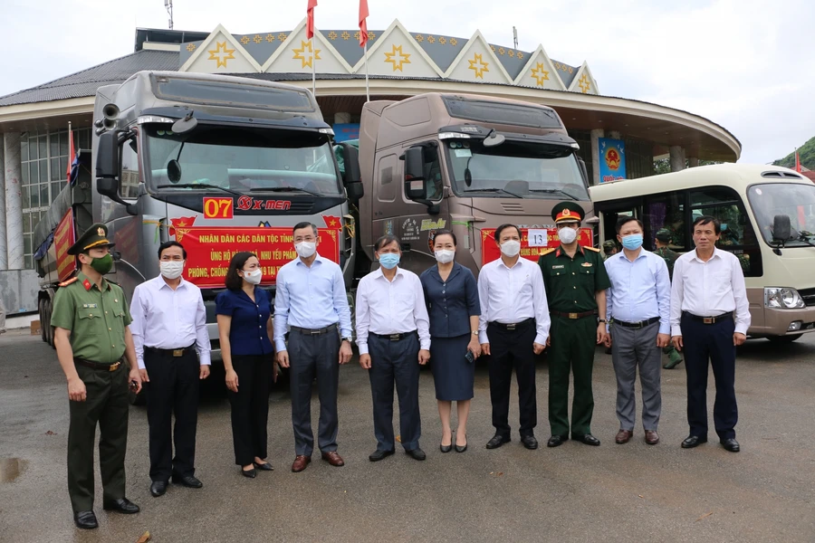 Lãnh đạo tỉnh Hòa Bình tại lễ bàn giao hàng hóa hỗ trợ TP. Hồ Chí Minh