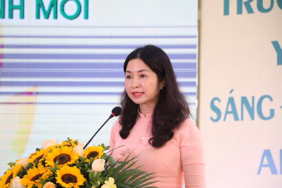 Cô Đỗ Thu Hà nêu bật một số kết quả bước đầu của mô hình xây dựng trường học "Sáng - xanh - sạch - an toàn" năm học 2021-2022.