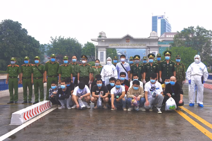 Cơ quan chức năng Việt Nam đưa 16 công dân nhập cảnh trái phép trao trả cho phía Trung Quốc