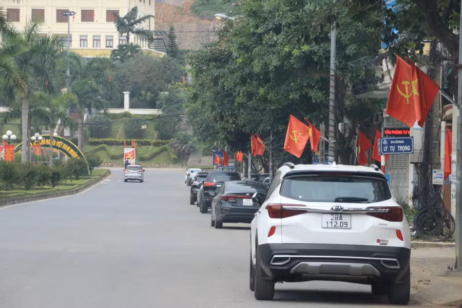 Cờ hoa rực rỡ tại các con đường.