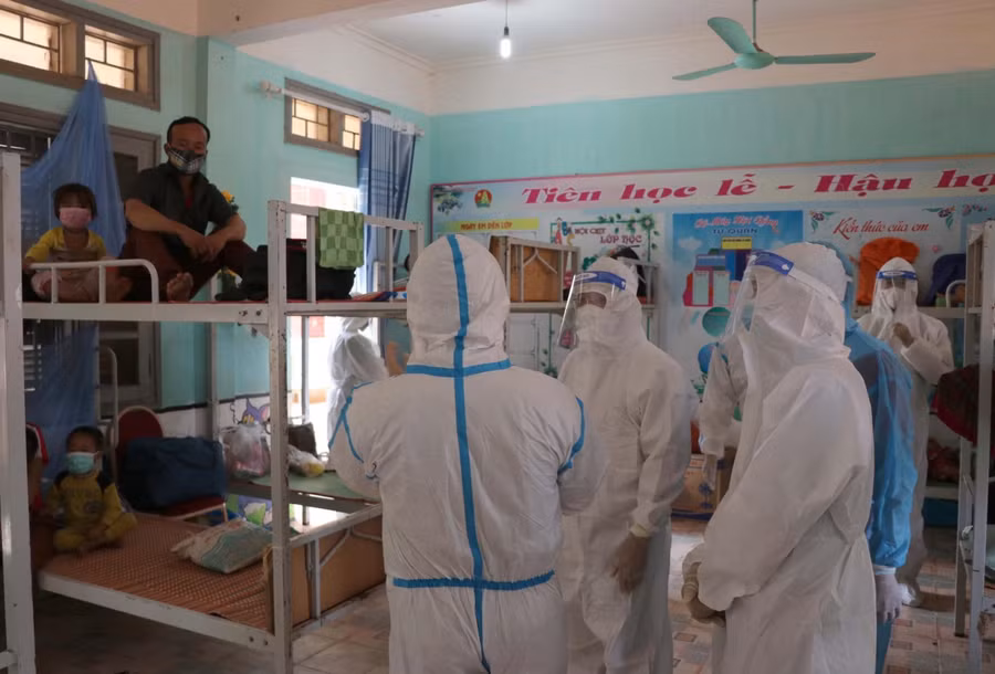 Bí thư Tỉnh ủy Điện Biên thăm hỏi các trường hợp F1 trong khu cách ly tập trung ở Si Pa Phìn.