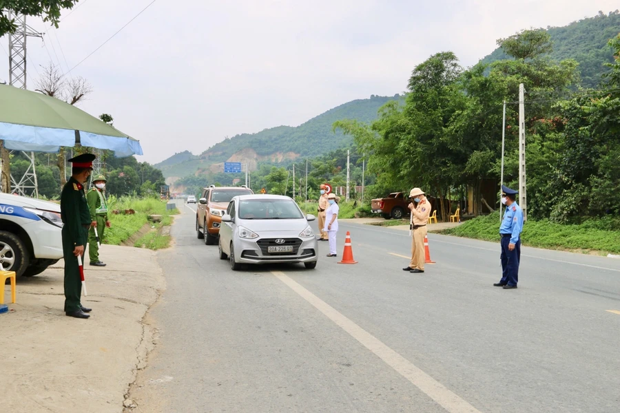 Lực lượng chức năng tỉnh Hòa Bình kiểm soát người và phương tiện ra vào địa bàn.