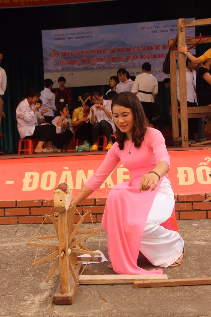 Cô Lò Thị Viên trong buổi tuyên truyền "sắc màu văn hóa các dân tộc tỉnh Điện Biên"