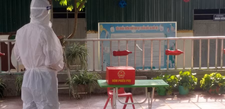 Công tác chuẩn bị tại điểm bỏ phiếu trường Mầm non Si Pa Phìn được thực hiện chu đáo