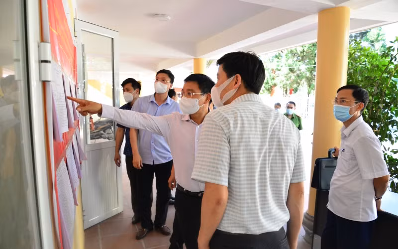 Ông Nguyễn Văn Thắng, Bí thư Tỉnh uỷ Điện Biên (thứ 2 từ phải sang) kiểm tra công tác chuẩn bị bầu cử tại phường Him Lam, Tp Điện Biên Phủ.