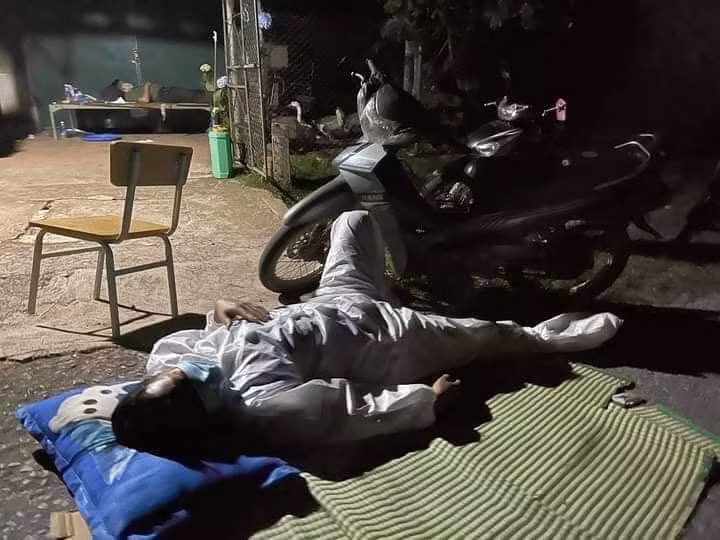 Khi lề đường là giường ngủ