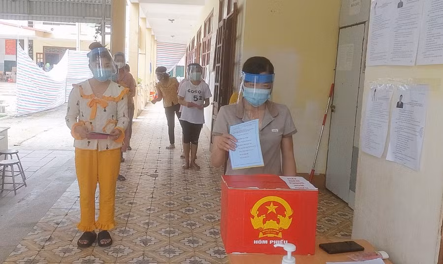 Cử tri tại điểm cách ly Trường Mầm non Mường Pồn bỏ phiếu