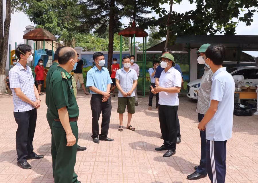 Ông Nguyễn Văn Thắng (thứ 3 bên phải) làm việc tại "tâm dịch" Nậm Pồ.