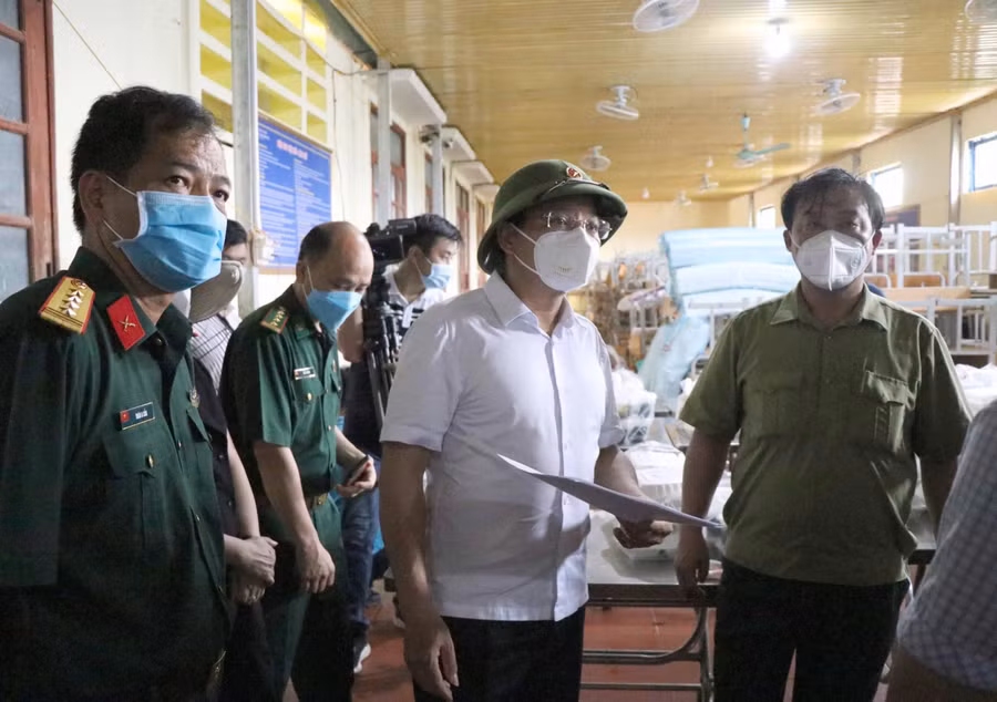 Ông Nguyễn Văn Thắng (áo trắng) - Bí thư Tỉnh ủy Điện Biên kiểm tra công tác phòng, chống dịch bệnh ở tâm dịch Si Pa Phìn.