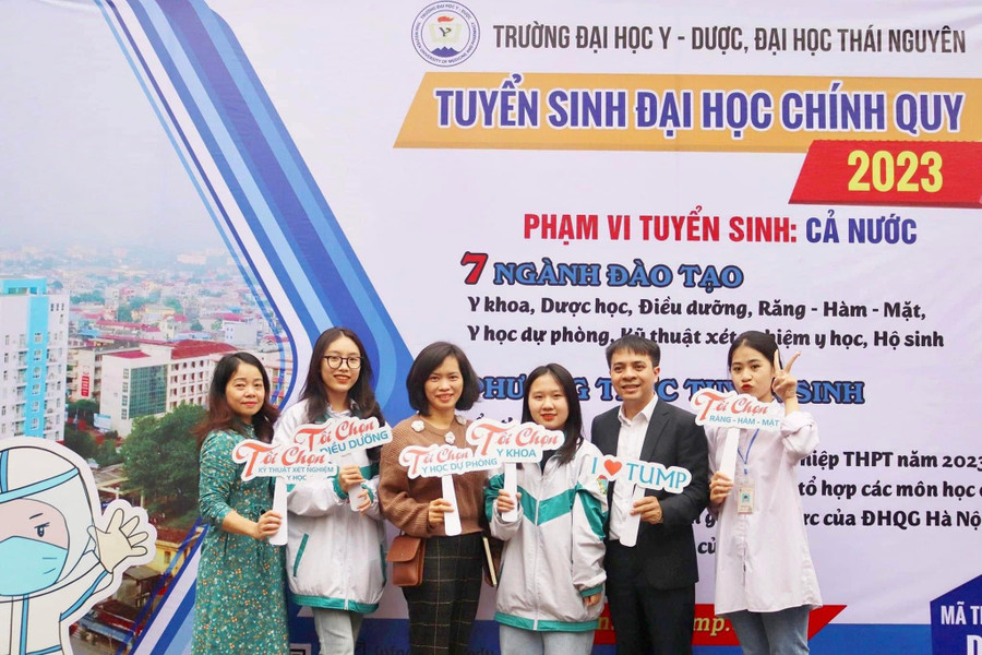 Trường Đại học Y - Dược tư vấn tuyển sinh cho học sinh trường THPT Lương Ngọc Quyến (TP Thái Nguyên). Trường Đại học Y - Dược tư vấn tuyển sinh cho học sinh trường THPT Lương Ngọc Quyến (TP Thái Nguyên).