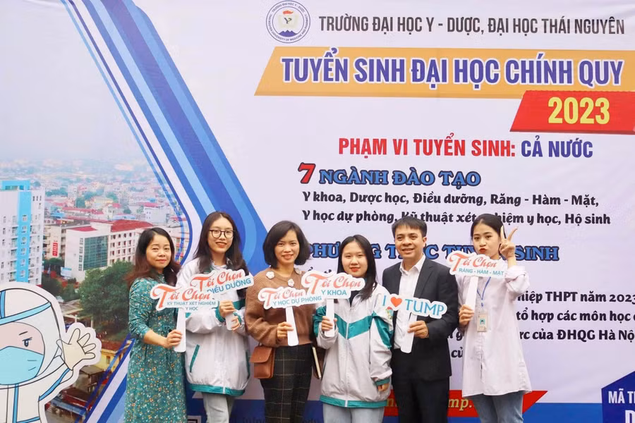 Trường Đại học Y - Dược tư vấn tuyển sinh cho học sinh trường THPT Lương Ngọc Quyến (TP Thái Nguyên).
