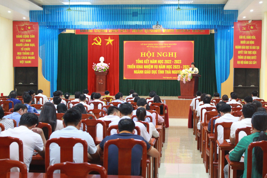 Các đại biểu tham luận tại Hội nghị.