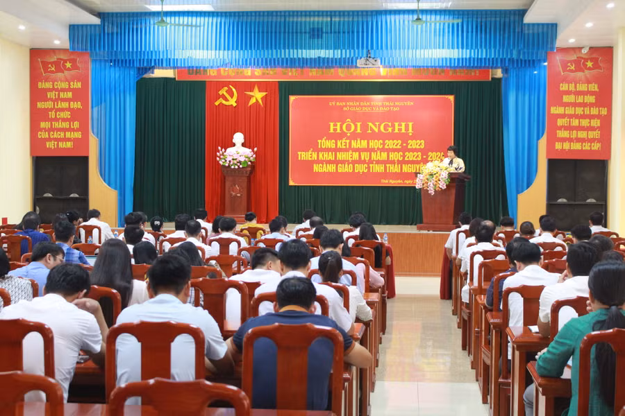 Các đại biểu tham luận tại Hội nghị.