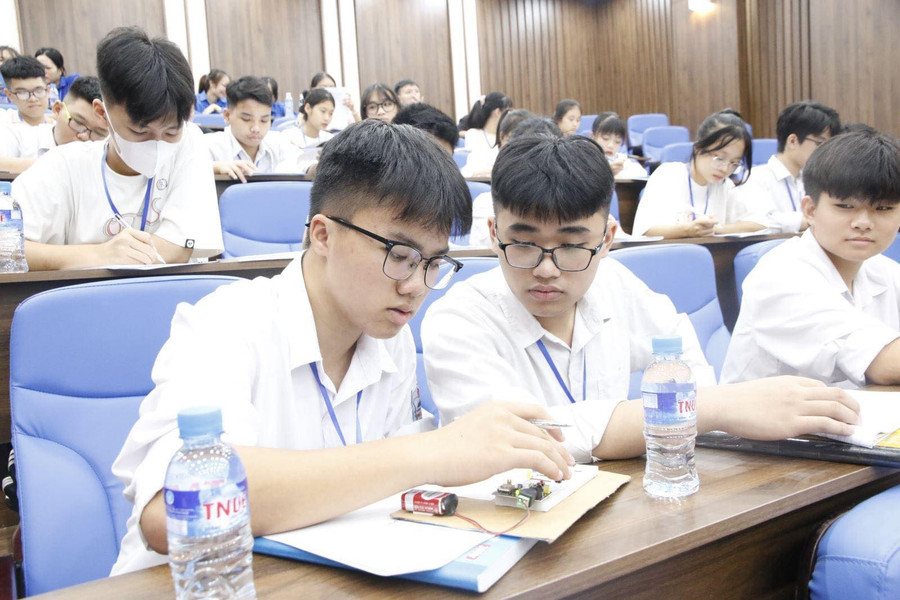 Học sinh tham gia trại hè Toán và Khoa học do Trường Đại học Sư phạm (ĐH Thái Nguyên) tổ chức. Học sinh tham gia trại hè Toán và Khoa học do Trường Đại học Sư phạm (ĐH Thái Nguyên) tổ chức.