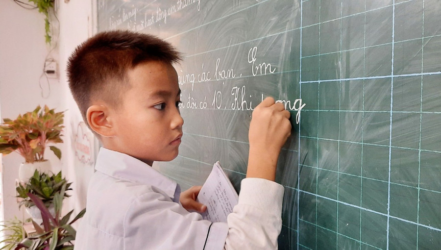 Học sinh Trường Tiểu học Hải Trung - huyện Hải Hậu trong một giờ Tiếng Việt trên lớp.