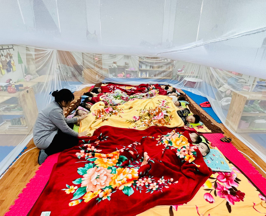 Trẻ tại Trường Mầm non 10-10 ngủ với đầy đủ đệm, chăn ấm.