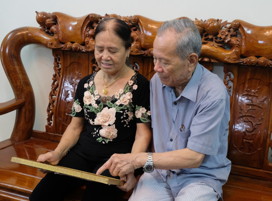 Ông Sáu cùng vợ ôn lại những ngày chiến đấu "vào sinh ra tử" cùng đồng đội. (Ảnh: NT). Ông Sáu cùng vợ ôn lại những ngày chiến đấu "vào sinh ra tử" cùng đồng đội. (Ảnh: NT).