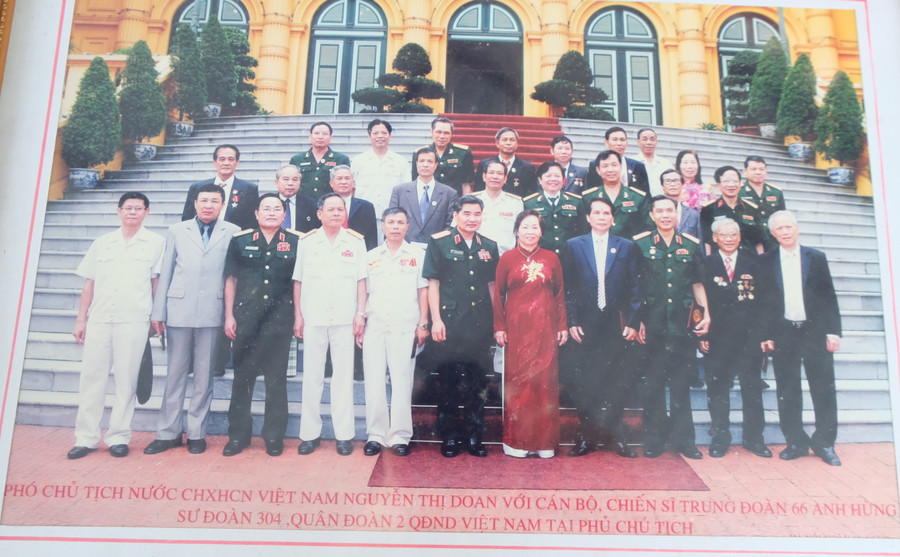 Bức ảnh ông Sáu cùng đồng đội ở Trung đoàn 66, Sư Đoàn 304, Quân đoàn 2 chụp ảnh cùng Phó Chủ tịch nước. (Ảnh: NT). Bức ảnh ông Sáu cùng đồng đội ở Trung đoàn 66, Sư Đoàn 304, Quân đoàn 2 chụp ảnh cùng Phó Chủ tịch nước. (Ảnh: NT).