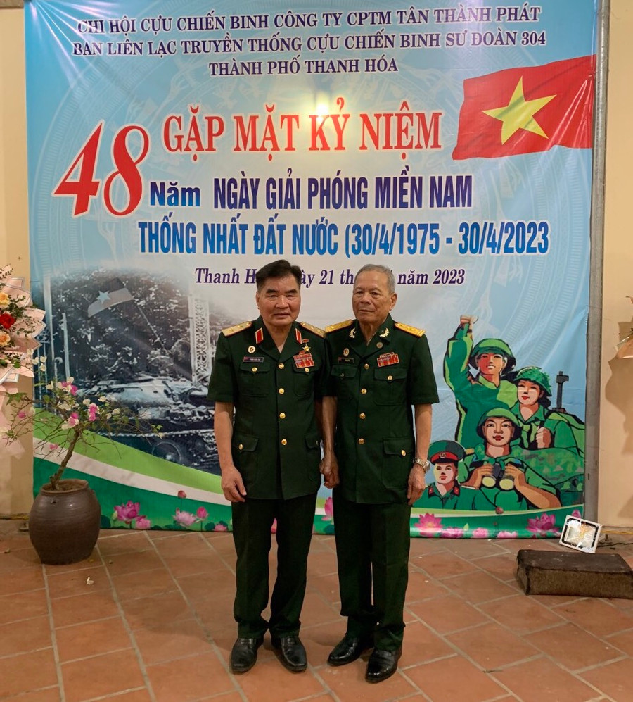 Ông Sáu gặp lại đồng đội - Trung tướng Phạm Xuân Thệ. (Ảnh: NVCC). Ông Sáu gặp lại đồng đội - Trung tướng Phạm Xuân Thệ. (Ảnh: NVCC).