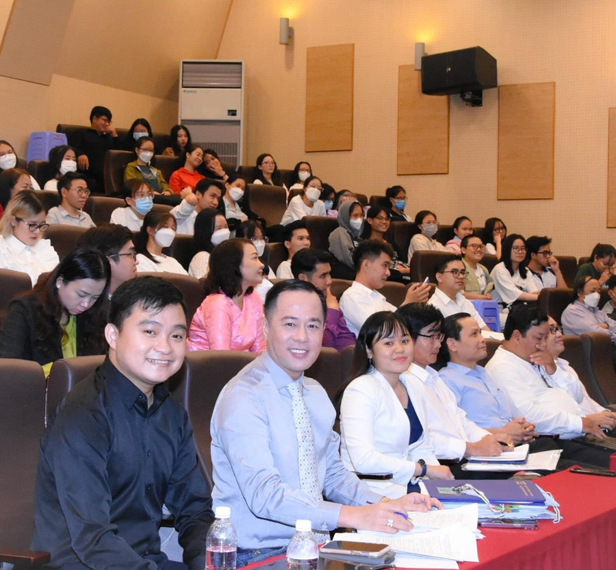 GS.TS Huỳnh Văn Sơn, Hiệu trưởng Trường ĐH Sư phạm TPHCM (thứ 2 từ trái qua) trong một tọa đàm về trường học hạnh phúc. GS.TS Huỳnh Văn Sơn, Hiệu trưởng Trường ĐH Sư phạm TPHCM (thứ 2 từ trái qua) trong một tọa đàm về trường học hạnh phúc.